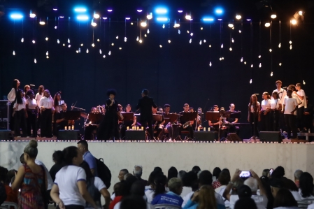 PALCO ABERTO DO TEATRO RAUL CORTEZ RECEBE CONCERTO EM COMEMORAÇÃO AO DIA DE AÇÃO DE GRAÇAS