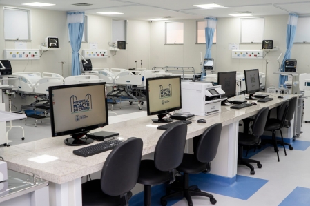 PREFEITURA ENTREGA 2 MIL APARELHOS AUDITIVOS, 20 LEITOS DE CTI, SALAS VERMELHA E AMARELA NO HOSPITAL MOACYR DO CARMO E NA UPA BEIRA MAR