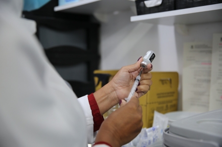 SECRETARIA DE SAÚDE DE DUQUE DE CAXIAS DISPONIBILIZA VACINA ATUALIZADA CONTRA A COVID-19 PARA TODOS, A PARTIR DOS 12 ANOS