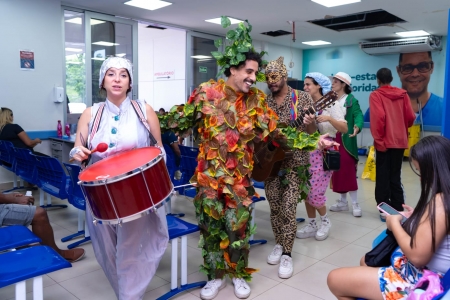 CORTEJO DE CARNAVAL DO PROJETO PLATEIAS HOSPITALARES LEVA MÚSICA E ALEGRIA AO HOSPITAL ADÃO PEREIRA NUNES